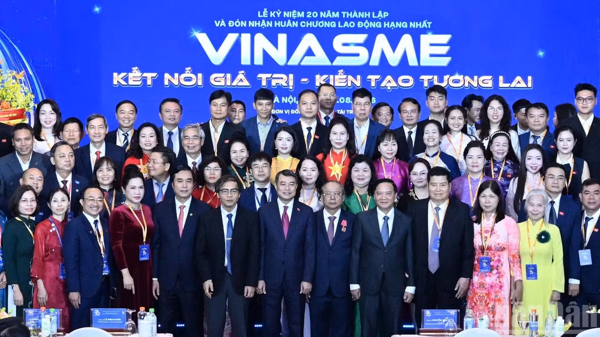 Thủ tướng Lê Minh Hưng với các đại biểu dự Lễ kỷ niệm 20 năm thành lập Hiệp hội Doanh nghiệp nhỏ và vừa Việt Nam (VINASME).