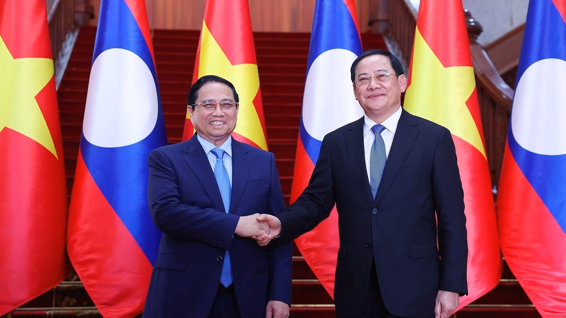 Thủ tướng Phạm Minh Chính gặp Thủ tướng Lào Sonexay Siphandone. (Ảnh: DƯƠNG GIANG/TTXVN)