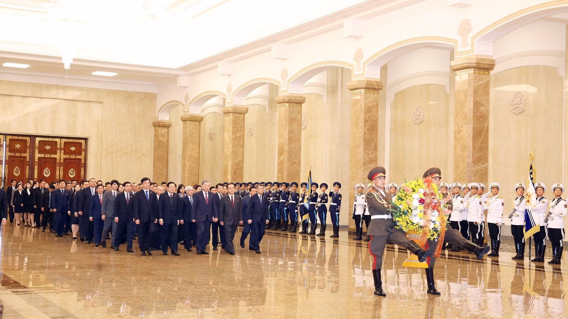 Tổng Bí thư Tô Lâm cùng Đoàn đại biểu cấp cao Việt Nam đến đặt hoa tưởng nhớ Chủ tịch Kim Nhật Thành, Tổng Bí thư Kim Jong-il tại Cung Thái Dương ở Thủ đô Bình Nhưỡng. (Ảnh: THỐNG NHẤT/TTXVN)