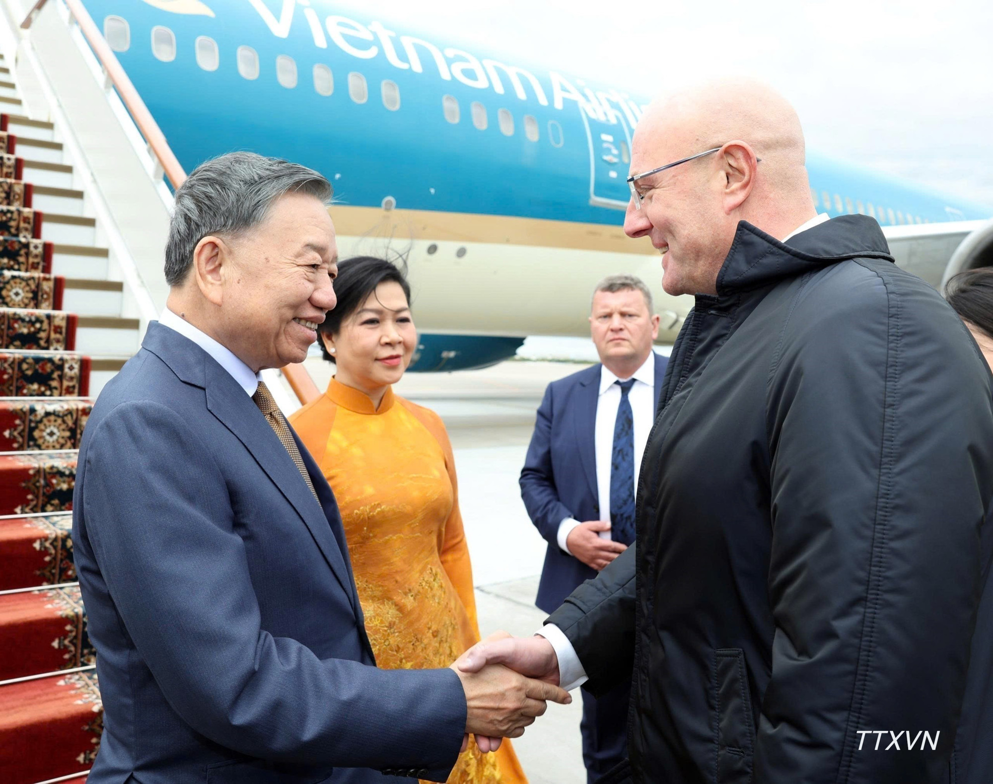 Ph&oacute; Thủ tướng Nga Chernyshenko đ&oacute;n v&agrave; ch&agrave;o mừng Tổng B&iacute; thư, Chủ tịch nước T&ocirc; L&acirc;m c&ugrave;ng Phu nh&acirc;n tại ch&acirc;n cầu thang m&aacute;y bay ở s&acirc;n bay Vnukovo, Moskva. (Ảnh: Thống Nhất &ndash; TTXVN)
