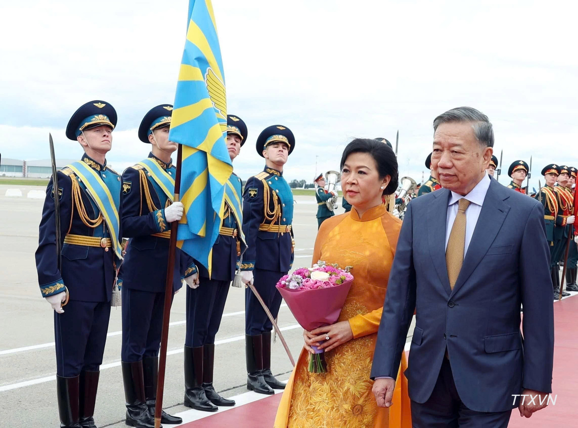 Tổng B&iacute; thư, Chủ tịch nước T&ocirc; L&acirc;m v&agrave; Phu nh&acirc;n duyệt đội danh dự, tại lễ đ&oacute;n ở s&acirc;n bay Vnukovo, Moskva. (Ảnh: Thống Nhất &ndash; TTXVN)