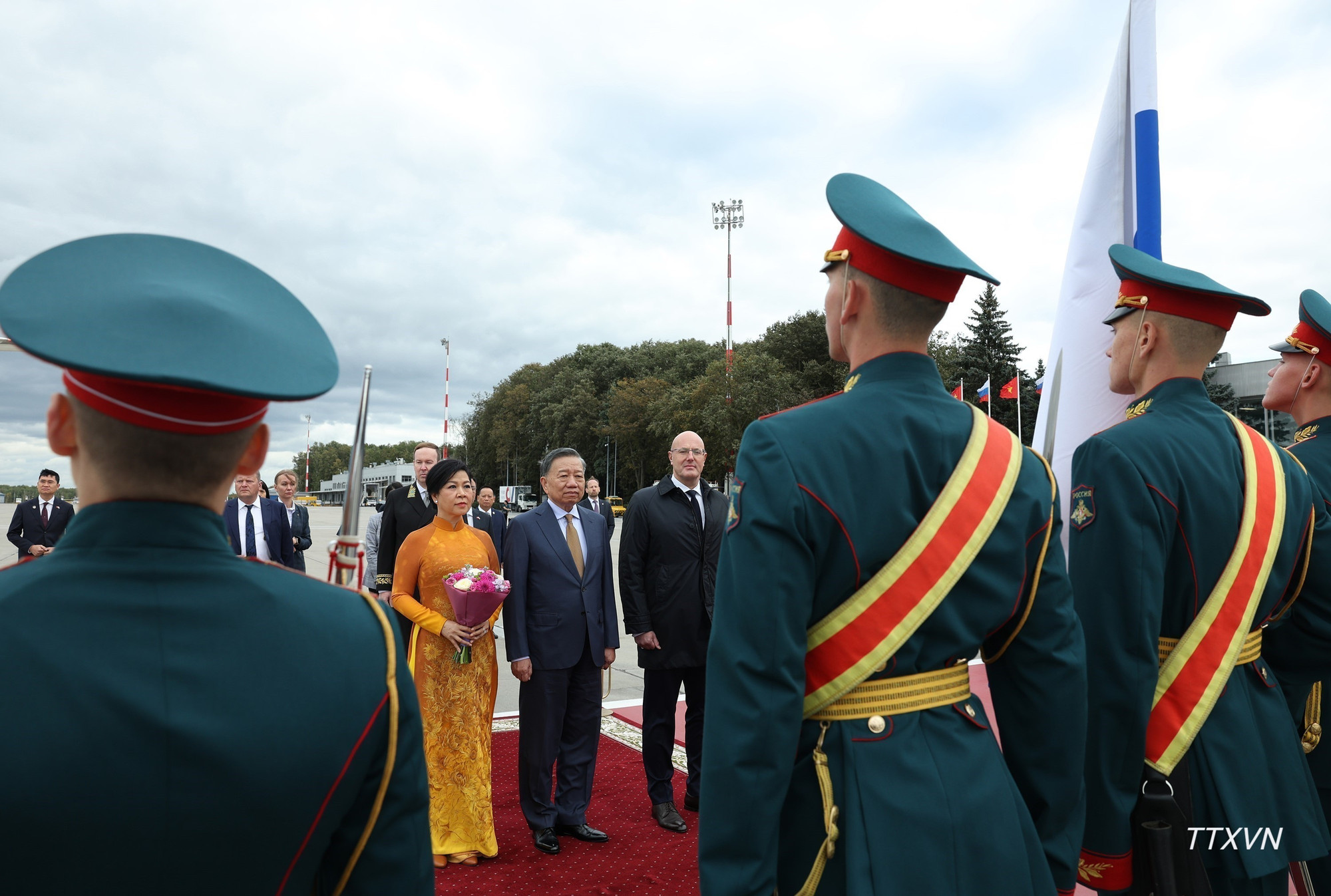 Lễ đ&oacute;n Tổng B&iacute; thư, Chủ tịch nước T&ocirc; L&acirc;m v&agrave; Phu nh&acirc;n tại s&acirc;n bay Vnukovo, Moskva. (Ảnh: Thống Nhất &ndash; TTXVN)