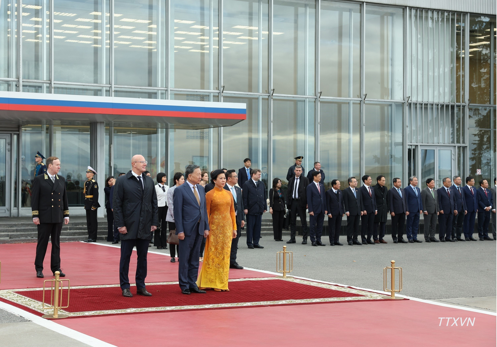 Ph&oacute; Thủ tướng Li&ecirc;n bang Nga Dmitry Chernyshenko chủ tr&igrave; lễ đ&oacute;n Tổng B&iacute; thư, Chủ tịch nước T&ocirc; L&acirc;m v&agrave; Phu nh&acirc;n tại s&acirc;n bay Vnukovo, Moskva. (Ảnh: Thống Nhất &ndash; TTXVN)