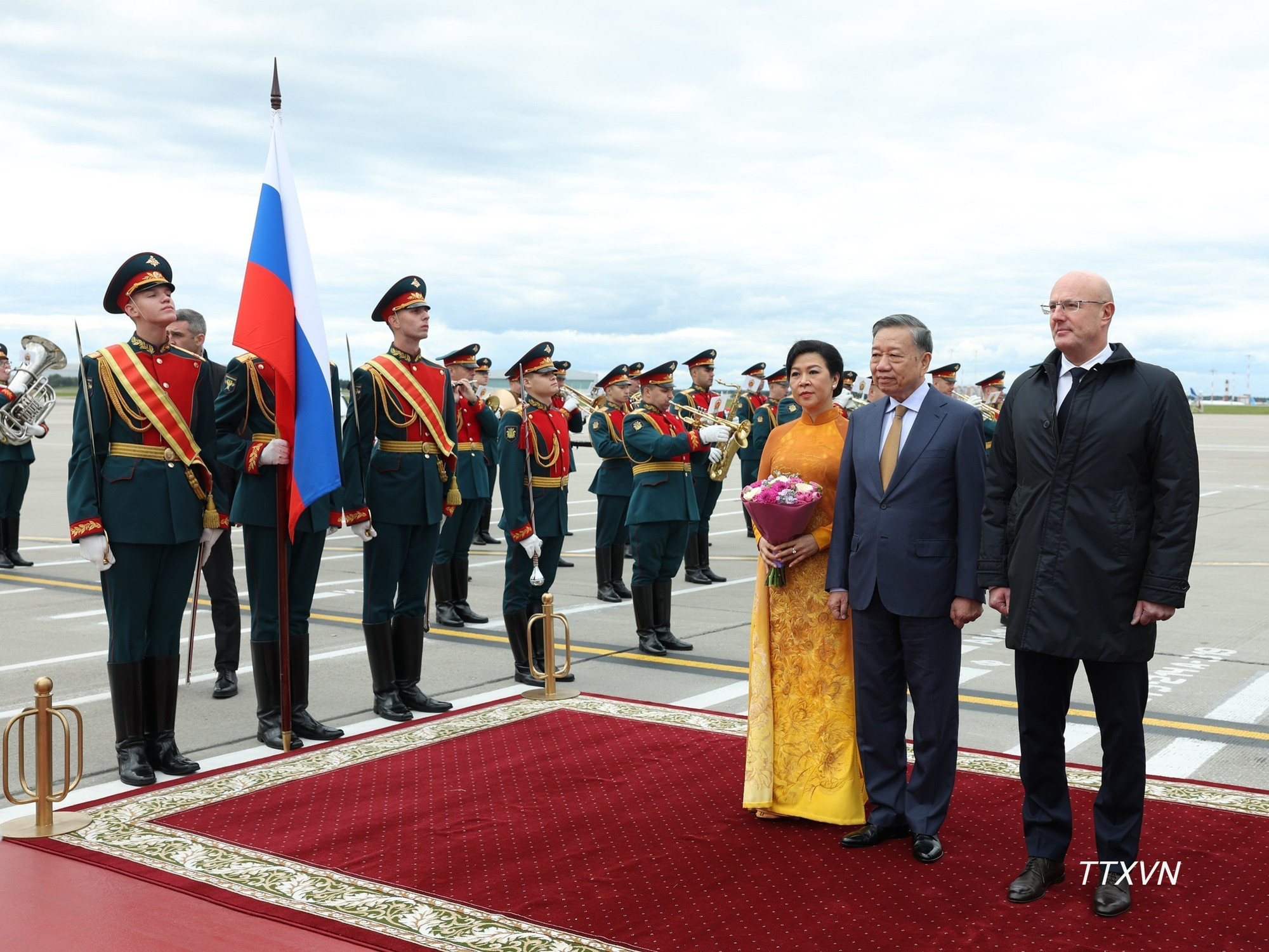Ph&oacute; Thủ tướng Li&ecirc;n bang Nga Dmitry Chernyshenko chủ tr&igrave; lễ đ&oacute;n Tổng B&iacute; thư, Chủ tịch nước T&ocirc; L&acirc;m v&agrave; Phu nh&acirc;n tại s&acirc;n bay Vnukovo, Moskva. (Ảnh: Thống Nhất &ndash; TTXVN)