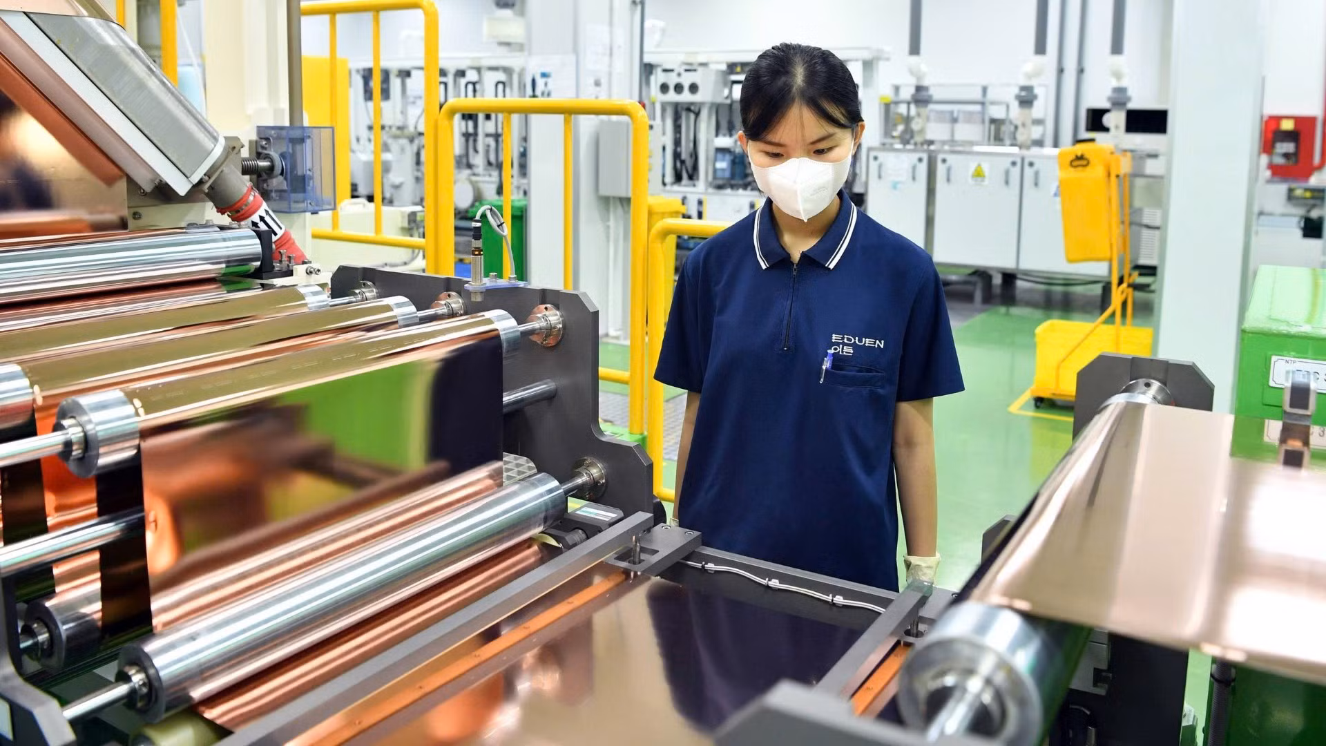  Sản xuất bảng mạch, thiết bị bảng mạch điện tử ở Công ty Trách nhiệm hữu hạn Doosan Electro-Materials Việt Nam (FDI Hàn Quốc) tại thành phố Hải Phòng. (Ảnh: ĐĂNG ANH) 