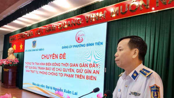 Đại tá Nguyễn Xuân Lai, Báo cáo viên Bộ Tư lệnh Vùng Cảnh sát biển 3, phát biểu tại hội nghị.