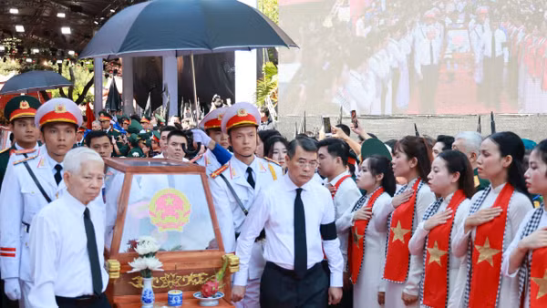 Thủ tướng Lê Minh Hưng cùng các lãnh đạo Đảng, Nhà nước; nguyên lãnh đạo Đảng, Nhà nước và lực lượng nghi lễ đưa các hài cốt liệt sĩ lên xe về Nghĩa trang liệt sĩ Thành phố Hồ Chí Minh để tiến hành nghi thức an táng.