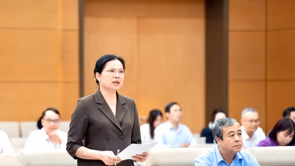 Phó Chủ tịch - Tổng Thư ký Ủy ban Trung ương Mặt trận Tổ quốc Việt Nam Hà Thị Nga báo cáo tổng hợp ý kiến, kiến nghị của cử tri và Nhân dân gửi về Kỳ họp thứ hai, Quốc hội khóa XVI. Ảnh: Nguyễn Hà