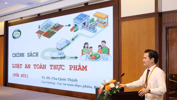 Cục trưởng An toàn thực phẩm (Bộ Y tế) TS Chu Quốc Thịnh trình bày những điểm mới trong dự thảo Luật An toàn thực phẩm (sửa đổi).