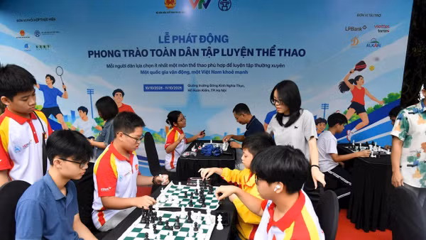 Các em nhỏ giao lưu và thi đấu cờ vua trong khuôn khổ sự kiện.
