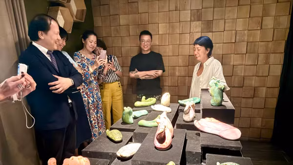 Tại sự kiện ra mắt bộ sưu tập gốm “Giao Chỉ”, dự án sáng tạo giữa BTMA và nghệ sĩ Phạm Kiều Phúc (áo trắng bên phải).