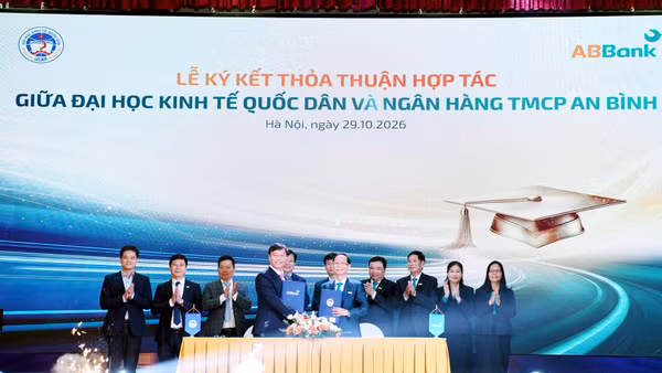 Đại diện lãnh đạo hai đơn vị ký thỏa thuận hợp tác. (Ảnh: MẠNH XUÂN)