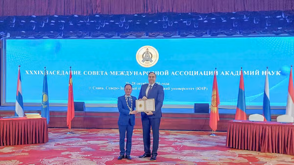 Giáo sư Vladimir Gusakov, Chủ tịch IAAS trao danh hiệu Viện sĩ cho Giáo sư, Tiến sĩ Trần Hồng Thái.