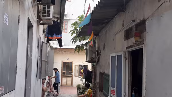 Nhiều công nhân vẫn phải sống trong những khu nhà trọ chật hẹp. Ảnh: GIANG NAM