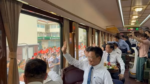 Đoàn tàu “Bệnh viện Bạch Mai” mang số hiệu PL1/PL2 đi vào hoạt động, chuyên chở các y, bác sĩ tại Bệnh viện Bạch Mai từ Hà Nội đến cơ sở 2 tại Ninh Bình. Ảnh: BVCC