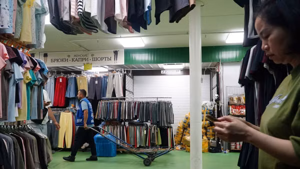 Chị Hoài bận rộn chuẩn bị cho con bước vào hành trình mới, từ sạp hàng nơi góc chợ. 