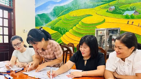 Lớp tập huấn kỹ năng tâm lý học đường cho giáo viên của Trường trung học phổ thông Ỷ La (Tuyên Quang).