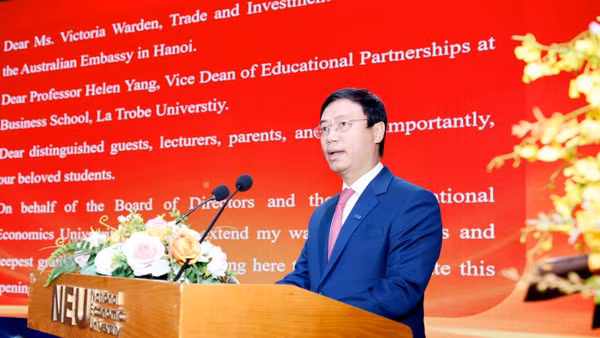 Phó Giáo sư, Tiến sĩ Bùi Đức Thọ, Giám đốc Đại học Kinh tế Quốc dân phát biểu tại Lễ khai giảng. (Ảnh: MẠNH XUÂN)