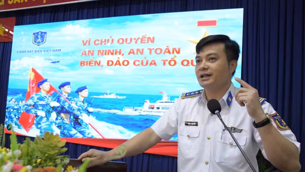 Thượng tá Hoàng Trung Hiếu, báo cáo viên Bộ Tư lệnh Vùng Cảnh sát biển 3, phát biểu tại hội nghị.