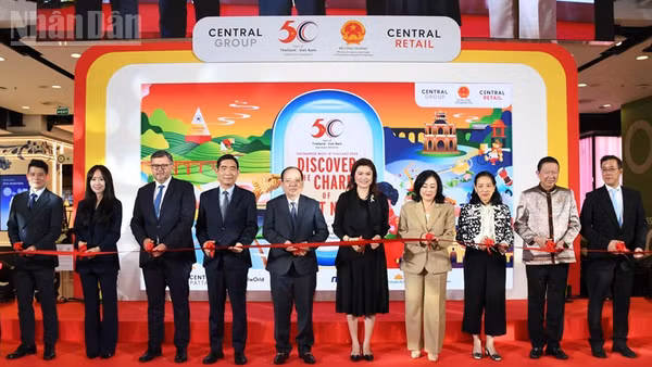 Các đại biểu cắt băng khai mạc Tuần lễ Việt Nam tại Thái Lan 2026. (Ảnh: XUÂN SƠN)