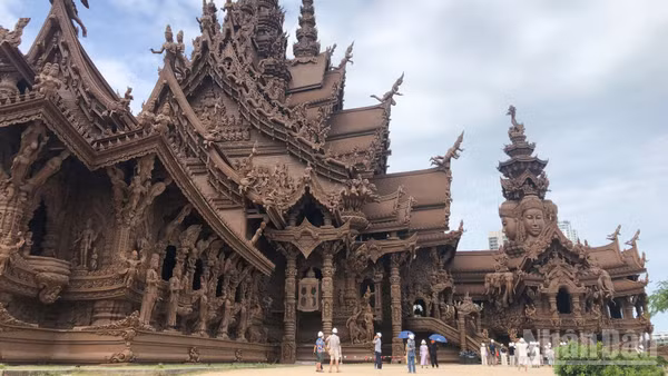Đền Chân Lý tráng lệ được xây dựng hoàn toàn bằng gỗ. (Ảnh: XUÂN SƠN)