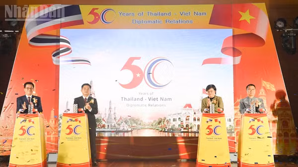 Các đại biểu bấm nút khai mạc Lễ hội Văn hóa Việt Nam-Thái Lan. (Ảnh: XUÂN SƠN)