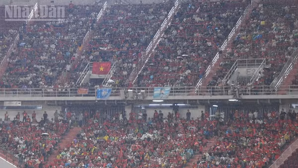 Sắc đỏ ngập tràn sân Rajamangala ở thủ đô Bangkok của Thái Lan. (Ảnh: XUÂN SƠN)