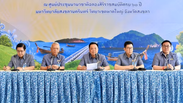 Thủ tướng, Bộ trưởng Nội vụ Thái Lan Anutin Charnvirakul (giữa) thông báo về kết quả của cuộc họp nội các. (Ảnh: VĂN PHÒNG THỦ TƯỚNG THÁI LAN)