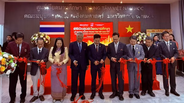 Các đại biểu cắt băng khánh thành Trung tâm Việt Nam học. (Ảnh: CTV)