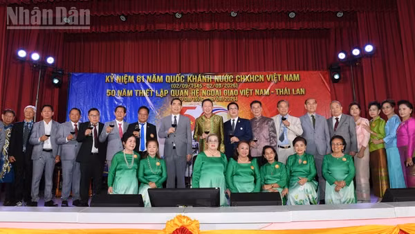 Các đại biểu nâng cốc chúc mừng 81 năm Quốc khánh Việt Nam và 50 năm thiết lập quan hệ ngoại giao Việt Nam-Thái Lan. (Ảnh: XUÂN SƠN)