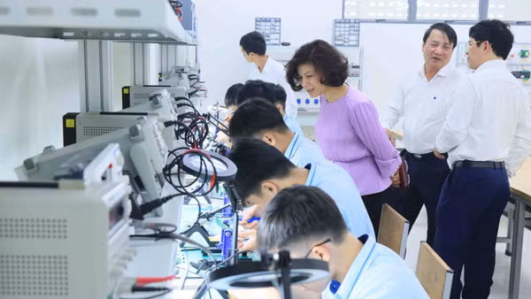 Xưởng thực hành điện tử bán dẫn Trường cao đẳng Cơ giới và thủy lợi (Ảnh minh họa: NGỌC CHÂU)