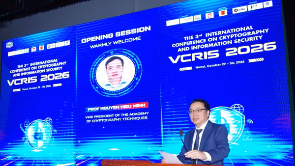 Giáo sư, Tiến sĩ Nguyễn Hiếu Minh, Phó Giám đốc Học viện Kỹ thuật mật mã, Trưởng Ban Tổ chức phát biểu khai mạc VCRIS 2026. Ảnh: Học viện Kỹ thuật mật mã
