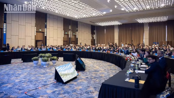 Phiên thảo luận “Góc nhìn đối tác: Doanh nghiệp, giới học thuật và tổ chức quốc tế” trong khuôn khổ Hội nghị bàn tròn Bộ trưởng thuộc Tuần lễ Số quốc tế Việt Nam 2026. Ảnh: MINH DUY