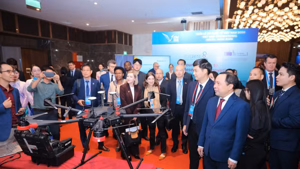 Bộ trưởng Khoa học và Công nghệ Vũ Hải Quân cùng các đại biểu tham quan Triển lãm các sản phẩm, giải pháp công nghệ chiến lược tiêu biểu, trong khuôn khổ Tuần lễ Số quốc tế Việt Nam 2026. (Ảnh: Bộ Khoa học và Công nghệ)