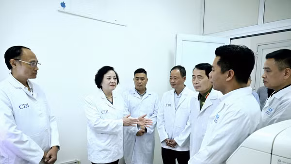 Phó Thủ tướng Phạm Thị Thanh Trà kiểm tra về thực hiện Chiến dịch 500 ngày đêm tại Trung tâm Giám định ADN. (Ảnh: TRẦN HẢI)