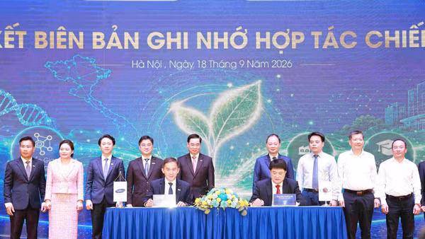 Đại diện lãnh đạo các đơn vị ký và chứng kiến ký ghi nhớ hợp tác. (Ảnh: XUÂN KỲ)