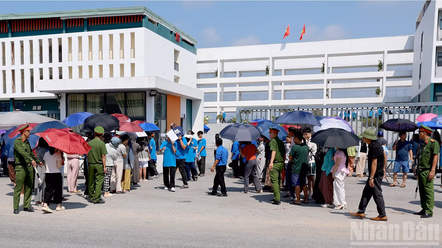 Thí sinh ra về sau khi hoàn thành hai bài thi môn tự chọn.