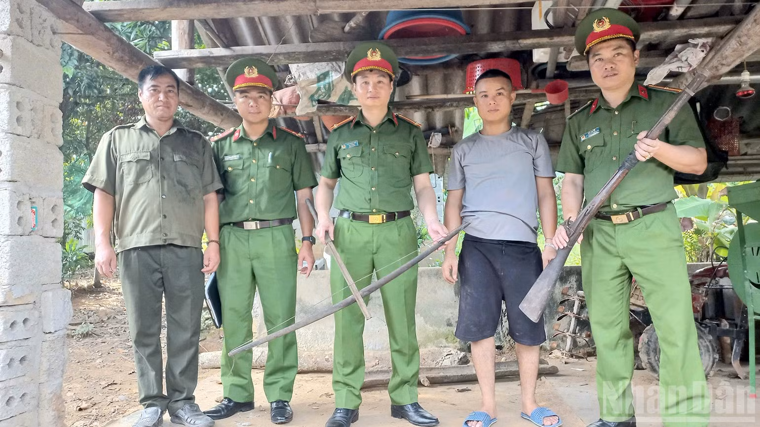 ndo_br_phong-canh-sat-quan-ly-hanh-chinh-ve-trat-tu-xa-hoi-cong-an-tinh-van-dong-thu-hoi-nhieu-vu-khi-vat-lieu-no-cong-cu-ho-tro-va-phao.jpg