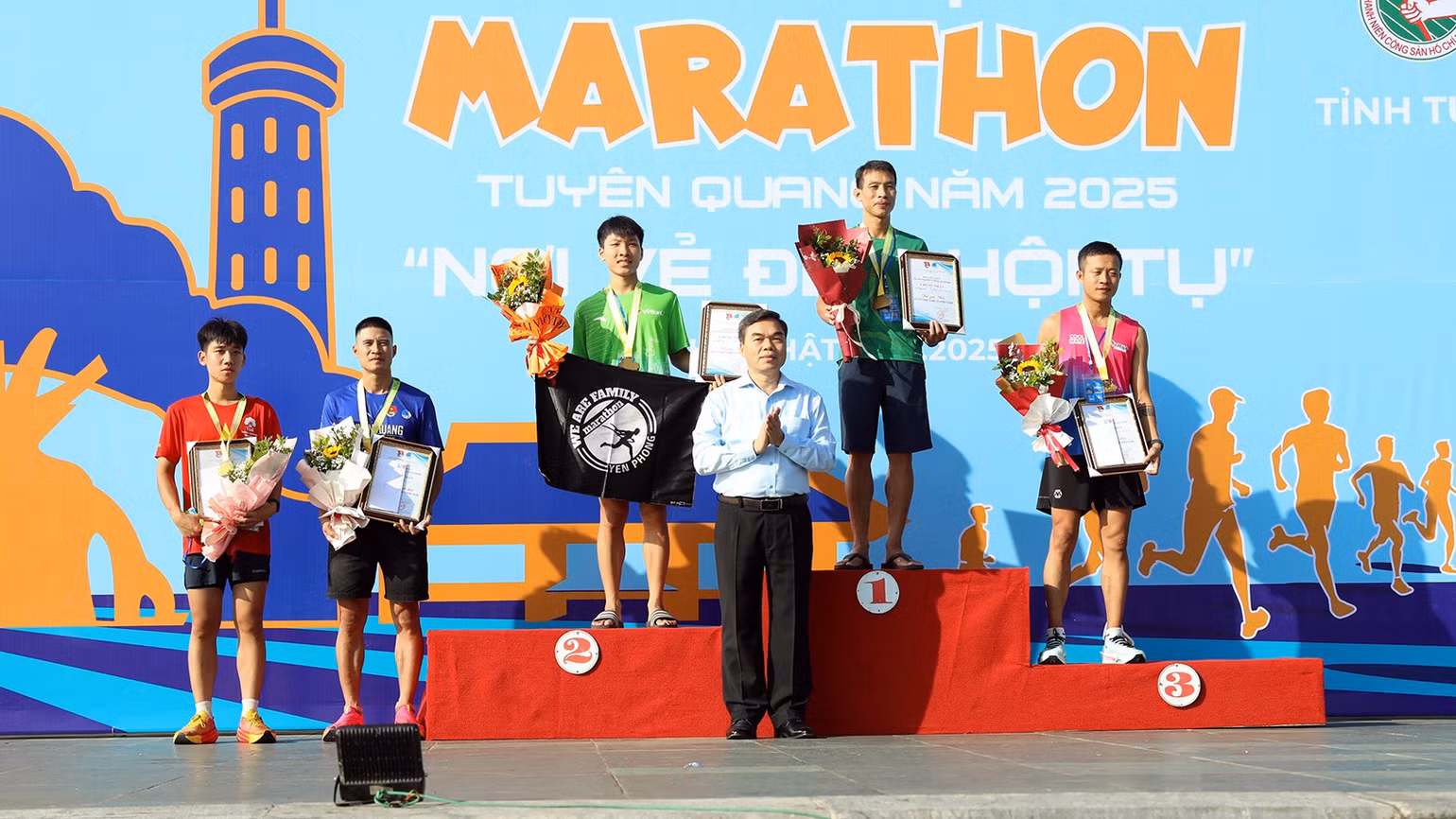 lanh-dao-tinh-tuyen-quang-trao-giai-cho-cac-vdv-cu-ly-21-km.jpg