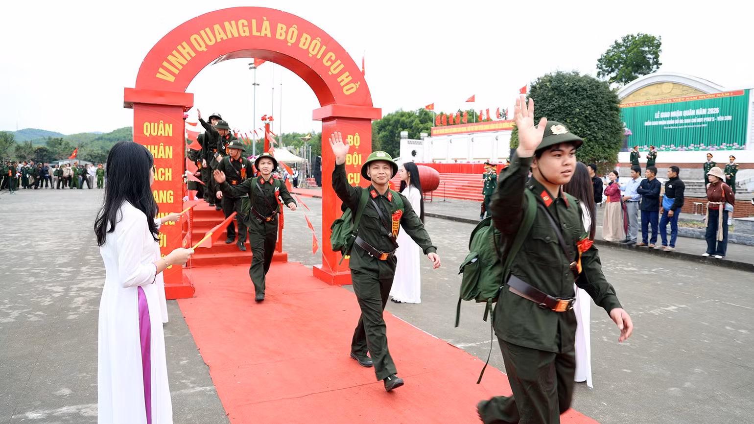 Tân binh tham gia nghĩa vụ công an hăng hái lên đường thực hiện nghĩa vụ.