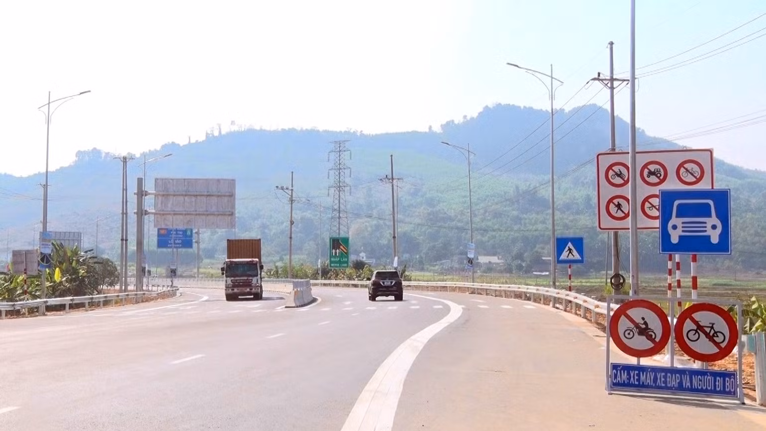khan-truong-lap-dat-bien-cam-bien-chi-dan-tren-tuyen-cao-toc-tuyen-quang-phu-thomp4still001.jpg