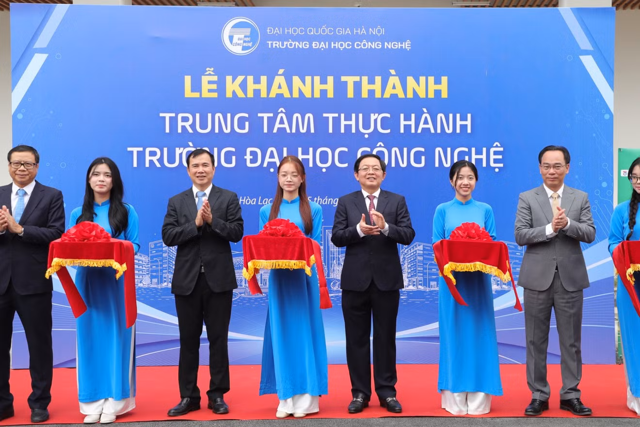 Phó Thủ tướng Chính phủ Hồ Quốc Dũng và đại biểu tại Lễ khánh thành Trung tâm thực hành Trường đại học Công nghệ, Đại học Quốc gia Hà Nội. (Ảnh: QUỐC TOẢN)