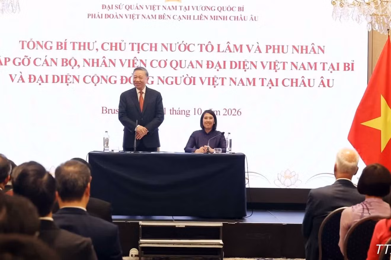 Tổng Bí thư, Chủ tịch nước Tô Lâm nói chuyện thân mật với cán bộ, nhân viên Đại sứ quán Việt Nam tại Bỉ và đại diện cộng đồng người Việt Nam tại châu Âu.