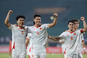 Nguyễn Hiểu Minh (thứ hai từ trái sang) tỏa sáng trong trận đấu với U23 Lào. (Ảnh VFF)