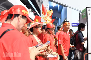 Cổ động viên Việt Nam chờ đợi vào sân vận động Chonburi Daikin, ở tỉnh Chonburi, Thái Lan. (Ảnh: MINH THẮNG)