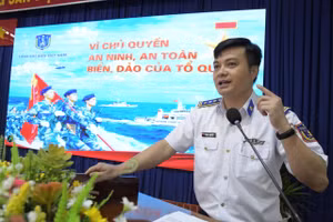 Thượng tá Hoàng Trung Hiếu, báo cáo viên Bộ Tư lệnh Vùng Cảnh sát biển 3, phát biểu tại hội nghị.