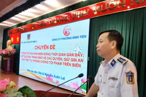 Đại tá Nguyễn Xuân Lai, Báo cáo viên Bộ Tư lệnh Vùng Cảnh sát biển 3, phát biểu tại hội nghị.