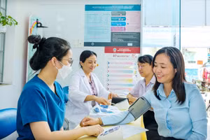 Trạm Y tế phường Gia Định phối hợp Bệnh viện Nhân dân Gia Định tổ chức chương trình khám sàng lọc, tầm soát bệnh lý tim mạch, đái tháo đường cho người dân trên địa bàn phường. Ảnh: Thế Anh