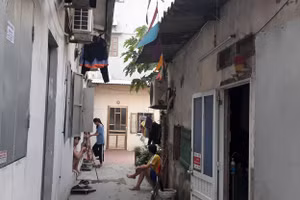 Nhiều công nhân vẫn phải sống trong những khu nhà trọ chật hẹp. Ảnh: GIANG NAM