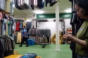 Chị Hoài bận rộn chuẩn bị cho con bước vào hành trình mới, từ sạp hàng nơi góc chợ. 